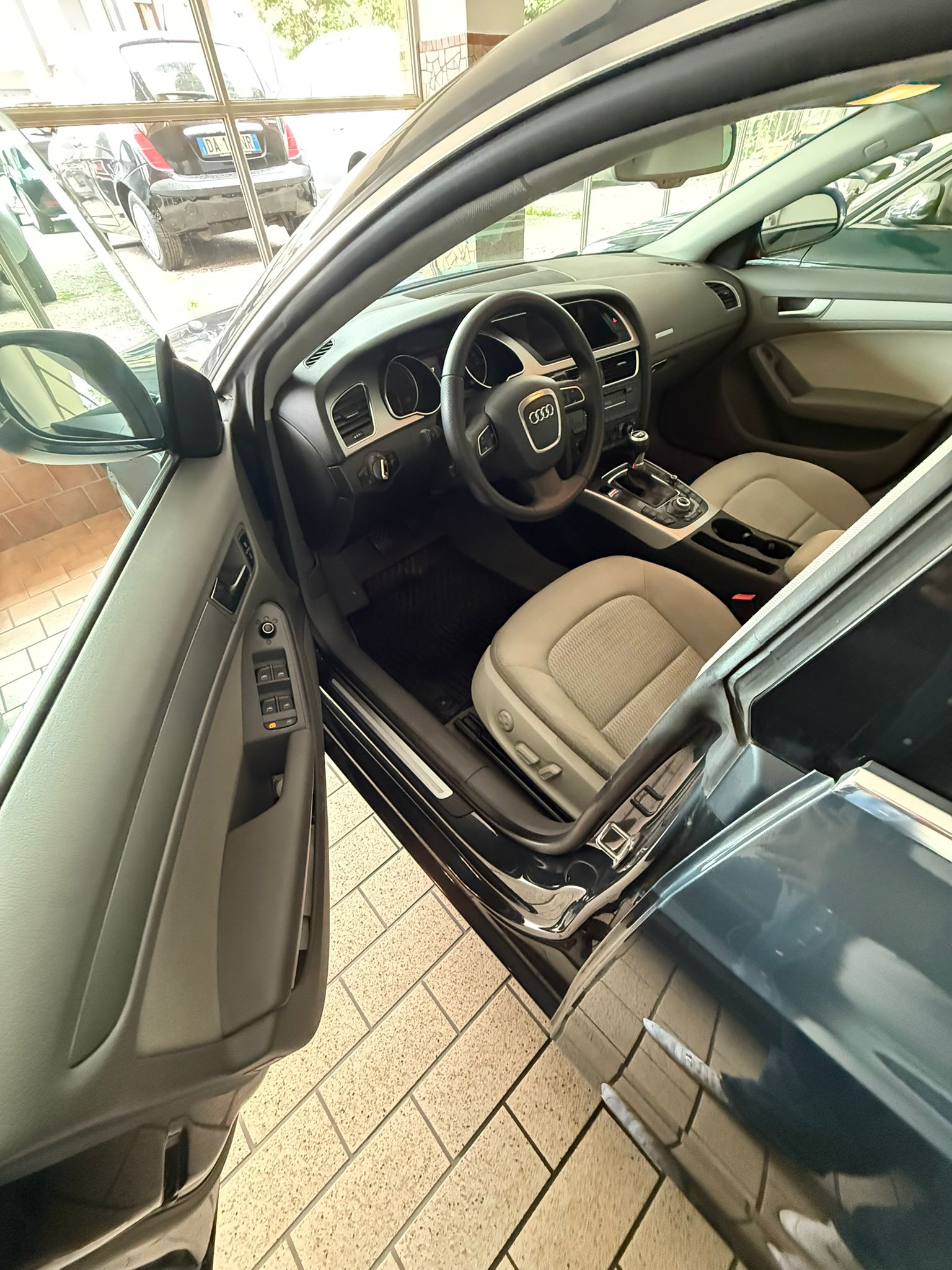 
AUDI A5  sportback 2.0 TDI 2010 full									